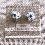刺繍ピアス　10mm 白とブルーの花