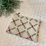 いちご刺繍のティッシュポーチ
