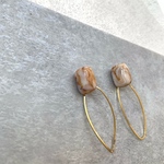 小ぶりなベージュマーブル×ツイストリング　ピアス/イヤリング　金額アレルギー対応　他　チタンピアス