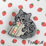フルーツサンド大好き猫の刺繍ブローチ