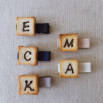 本物のパンで出来たベビークリップ（イニシャル）