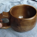 グリーンの朴の木で作った一木彫りのコーヒーカップ
