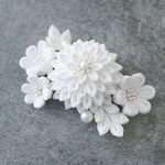 【白】大きめヘアクリップ ★ ウェディングにも♪つまみ細工