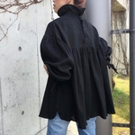 【コットン100%】フリルハイネックバックくるみボタンブラックのブラウス