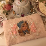 リボン刺繍　可愛い女の子のポーチ