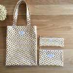 ラミネートのぺたんこトートバッグ・ポーチ・ペンケース3点セット　マスタード×クリームお花