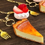 ベイクドチーズケーキタルトのバッグチャーム（ベリーマカロンキーホルダー付き）