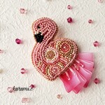 おすましピンクフラミンゴのビーズ刺繍ブローチ