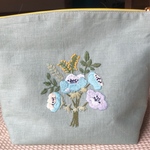花刺繍のポーチ
