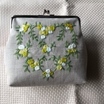 黄色いお花刺繍のがま口ポーチ