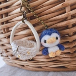 ＊カゴバッグのペンギンちゃんストラップ＊A《羊毛フェルト》
