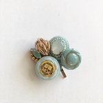 ボタンとビーズ刺繍のポニーフック