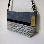 たっぷり入るファスナー付きワンショルダーバッグ(ジャガード織り×黒ライン)