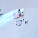 ガラスのかけら 小粒ピアス（オパールホワイト） ステンドグラス 