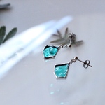 ガラスのかけら 小粒ピアス（blue-green） ステンドグラス 