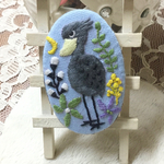《絶滅危惧種シリーズ》手刺繍ブローチ-*ハシビロコウと月の夜*-