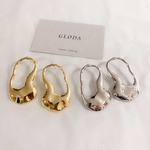 《ゴールド》【silver925】変形ピアス ゴールドピアス シンプルピアス 大ぶりピアス アレルギー対応 結婚式 ブライダル 入学式 フォーマル カジュアル うねうね 波 上品
