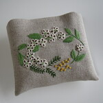 横開き刺繍のカードケース（ブラウン）