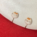 ころんと可愛いにゃんこ練り切りイヤリング(ゴールド)