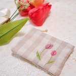 手刺繍のレトロチューリップ ぺたんこファスナーポーチ