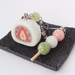 いちご大福と三色団子のピアス
