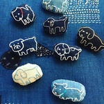 犬刺繍のブローチ