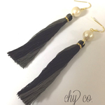＊グレー×ブラックのバイカラータッセルピアス
