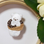 ドーナツに挟まった白くま🧸🍩 動物刺繍ブローチ