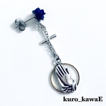 【 祈る手とクロスのピアス 】ロザリオ 十字架 薔薇 バラ ユニセックス メンズ ゴシック パンク KUROKAWAE KURO-KAWAE