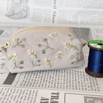 刺繍のポーチボールチェーン付き