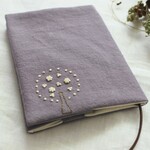 文庫本　花を奏でる木　手刺繍　ブックカバー　ふじ色