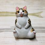 お座りキジ白ねっこの置物