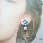 薔薇とパールのイヤリング　powderblue