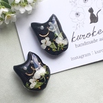 白いお花の洋服を着た黒猫イヤリング・ピアス★・。レジン　くろねこ　花　ブラック　パール