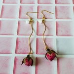 薔薇とマザーオブパールのゆらゆらピアス【金属アレルギー対応】