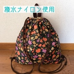 ブラック　小花＊撥水ナイロン　ナップサック