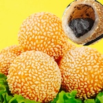 【黒胡麻あんの胡麻団子】外はカリカリ、団子がもちもち、中はとろーり、上質・濃厚な黒胡麻あんがとろけます♪一個でも元気はつらつパワー全開！チン～すぐに食べれます♪お家で点心♪本格胡麻団子！