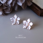 ピアス 春満開 パールホワイトフラワー ピアス イヤリング 樹脂ピアス チタンピアス 花 フラワー