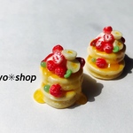 ミニチュアのフルーツパンケーキ