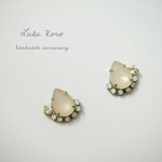 ミルキーベージュ ビジューピアス