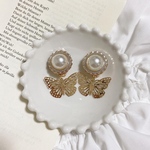 蝶々のパールピアス