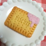 とろーり*苺チョコソースがけ　大きいビスケットブローチ