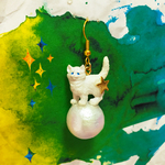子猫の玉遊びフックピアス