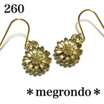 260.花弁の重なった小花のピアス