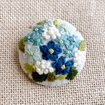 刺繍ブローチ　ブルー系の花のブーケ