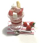 再販hand made  ミニチュア　ドールハウスちょっと大きめ苺ミルクのグラスデザート