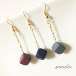 グレー 大人色キューブのピアス