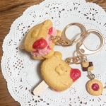 [再販売]くまさんのクッキーサンドアイス キーホルダー /フェイクスイーツ /いちご