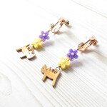 お花とにゃんこのイヤリング/ピアス  パープル×イエロー