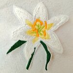 百合（ユリ）の刺繍ブローチ　アイロンワッペン帯留めにも